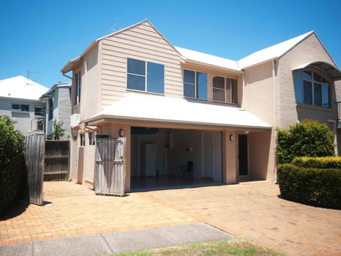 Riverside Views Hawks Nest - Kawana Tourism 4