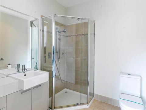 ONE LEVEL At BROADBEACH RESORT - Kawana Tourism 3