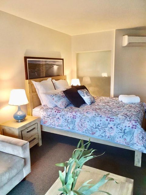 FAMILY ISLAND GETAWAY BEACHFRONT APARTMENT - Kawana Tourism 1