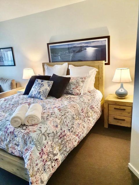 FAMILY ISLAND GETAWAY BEACHFRONT APARTMENT - Kawana Tourism 6