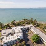 FAMILY ISLAND GETAWAY BEACHFRONT APARTMENT - Kawana Tourism 0