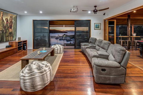 Uisce Luxury Holiday House With Jacuzzi Pool Table Cinema Premium Foxtel & Two Buggies - Kawana Tourism 6
