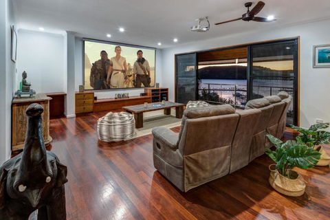 Uisce Luxury Holiday House With Jacuzzi Pool Table Cinema Premium Foxtel & Two Buggies - Kawana Tourism 3