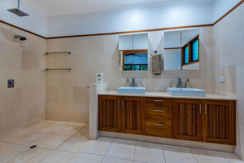 Uisce Luxury Holiday House With Jacuzzi Pool Table Cinema Premium Foxtel & Two Buggies - Kawana Tourism 1