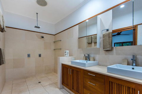 Uisce Luxury Holiday House With Jacuzzi Pool Table Cinema Premium Foxtel & Two Buggies - Kawana Tourism 5