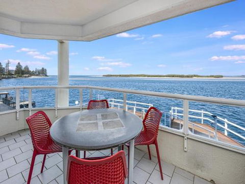 Unit 3 Pumicestone Quays Absolute Waterfront! - Kawana Tourism 4