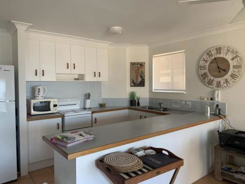 Unit 5 Sanctuary Shores Kings Beach Free Wifi! - Kawana Tourism 1