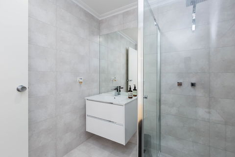 ROLAND, 1BDR Melbourne Apartment - Kawana Tourism 6