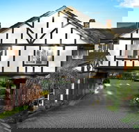 Elizabethan Lodge - Kawana Tourism