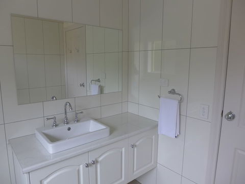 Daysy Hill Country Cottages - Kawana Tourism 4
