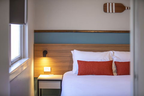 Nightcap At Ocean Beach Hotel - Kawana Tourism 4