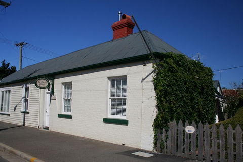 Westbury Gingerbread Cottages - Kawana Tourism 1