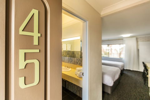Boomerang Hotel - Kawana Tourism 6