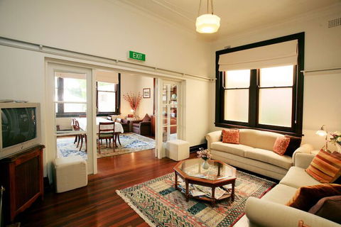 The Bank Guesthouse - Kawana Tourism 6