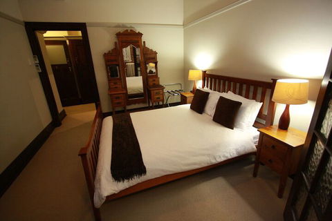 The Bank Guesthouse - Kawana Tourism 3