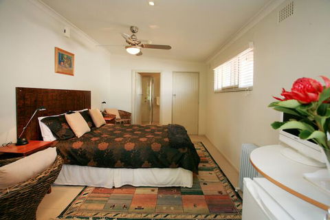 The Bank Guesthouse - Kawana Tourism 4