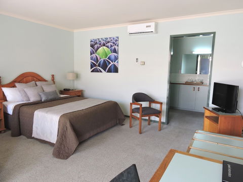 Melaleuca Motel - Kawana Tourism 5