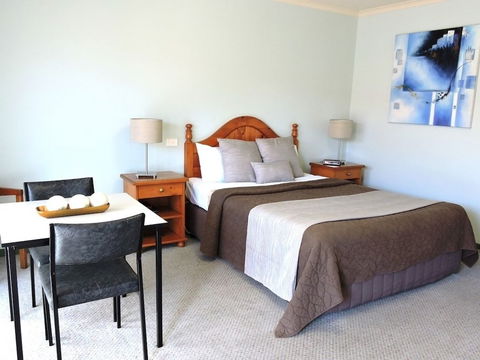 Melaleuca Motel - Kawana Tourism 1