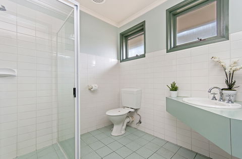 Melaleuca Motel - Kawana Tourism 4
