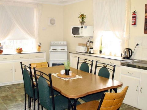 Squatters Cottage - Kawana Tourism 6