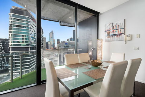 Docklands Executive Apartments - Kawana Tourism 6