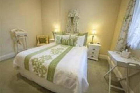 The Old George & Dragon Guesthouse - Kawana Tourism 4