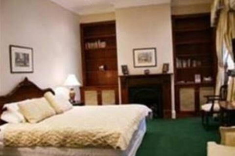 The Old George & Dragon Guesthouse - Kawana Tourism 3