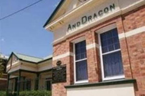 The Old George & Dragon Guesthouse - Kawana Tourism 6
