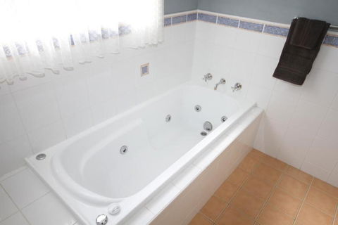 Acacia Snowy Motel - Kawana Tourism 6