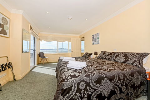 The Esplanade Kingston Beach - Beachfront - Kawana Tourism 4
