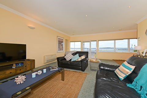 The Esplanade Kingston Beach - Beachfront - Kawana Tourism 6
