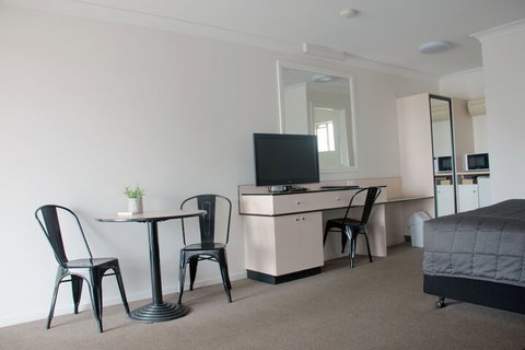 Highway Inn Motel - Kawana Tourism 4