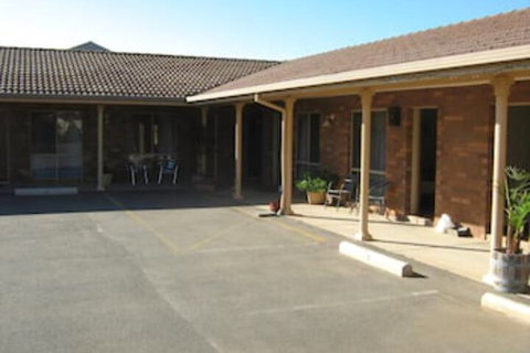 Highway Inn Motel - Kawana Tourism 1
