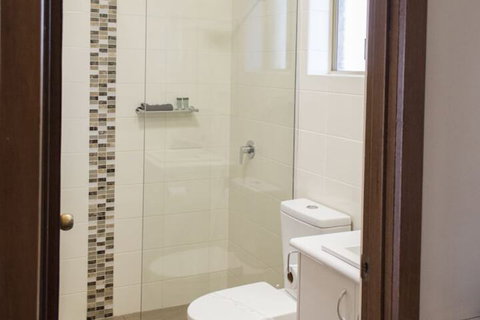 Highway Inn Motel - Kawana Tourism 7