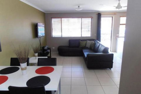 Beachside Court Holiday Apartments - Kawana Tourism 5