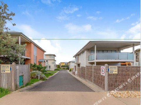 Fabulous Townhouse At The Famous Smiths Beach - Kawana Tourism 4