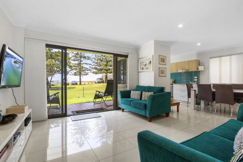Golden Shores Unit 1 21 Landsborough Parade - Kawana Tourism 3