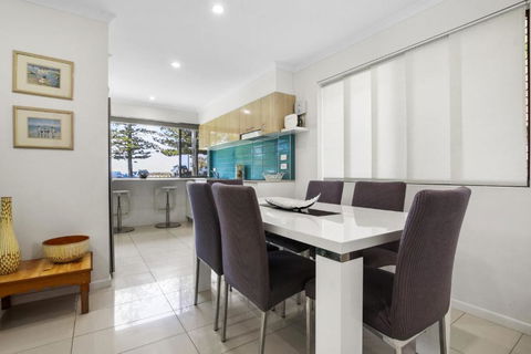 Golden Shores Unit 1 21 Landsborough Parade - Kawana Tourism 6