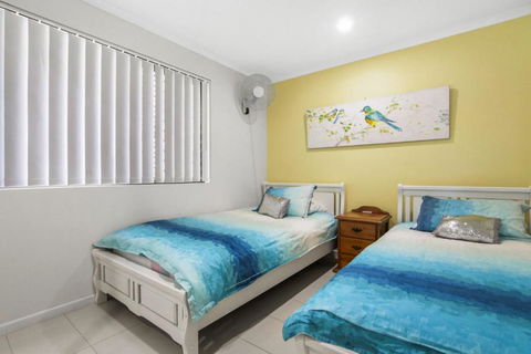 Golden Shores Unit 1 21 Landsborough Parade - Kawana Tourism 2