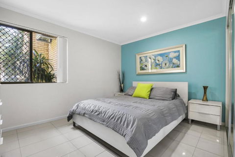 Golden Shores Unit 1 21 Landsborough Parade - Kawana Tourism 5