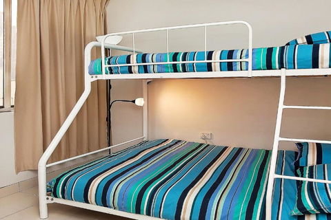 Monterey Lodge Unit 10 27 Warne Terrace. Kings Beach - Kawana Tourism 6