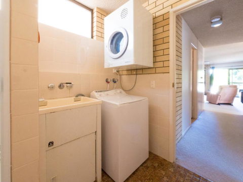 Golden Shores Unit 3 21 Landsborough Parade - Kawana Tourism 1