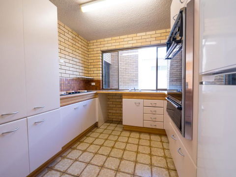 Golden Shores Unit 3 21 Landsborough Parade - Kawana Tourism 2
