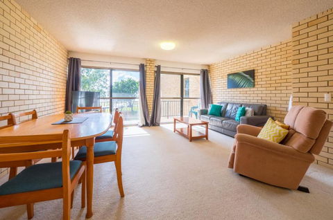Golden Shores Unit 3 21 Landsborough Parade - Kawana Tourism 5