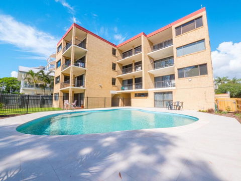 Golden Shores Unit 3 21 Landsborough Parade - Kawana Tourism 6