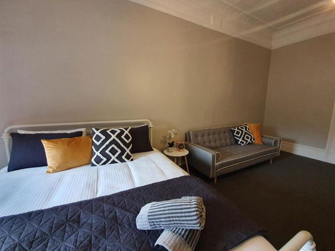 The Royal Hotel - Kawana Tourism 4