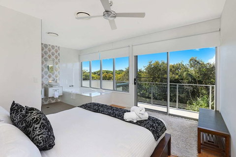 Northshor-Ultimate Beach House - Kawana Tourism 6