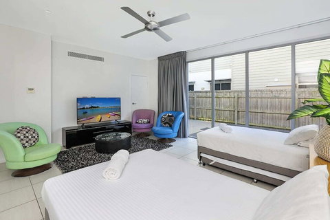 Northshor-Ultimate Beach House - Kawana Tourism 5