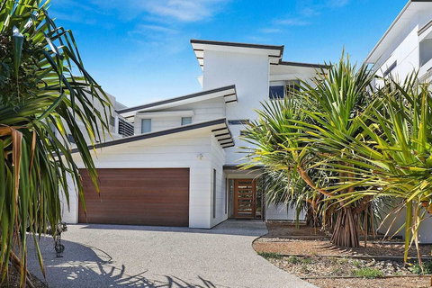 Northshor-Ultimate Beach House - Kawana Tourism 1