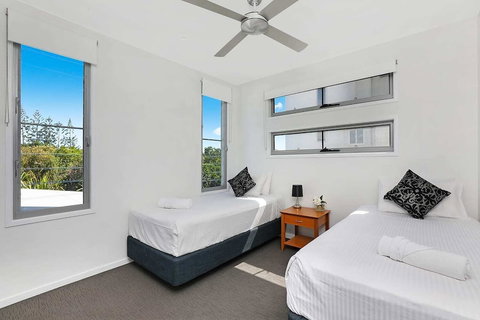 Northshor-Ultimate Beach House - Kawana Tourism 4